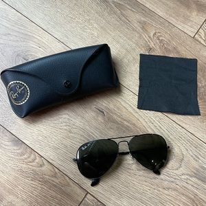 Black polarized Aviators RayBan